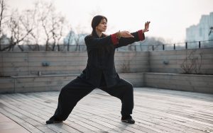 Pratique de Qi Gong au parc avec Dao et Sens à Toulouse, mouvement énergétique pour bien-être et vitalité