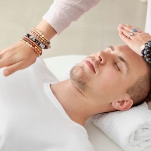 Personne recevant un soin énergétique dans un environnement apaisant chez Dao et Sens à Toulouse